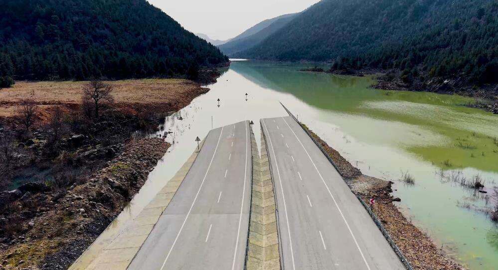 Konya – Antalya yolunda su seviyesi 3 metreye çıktı 2